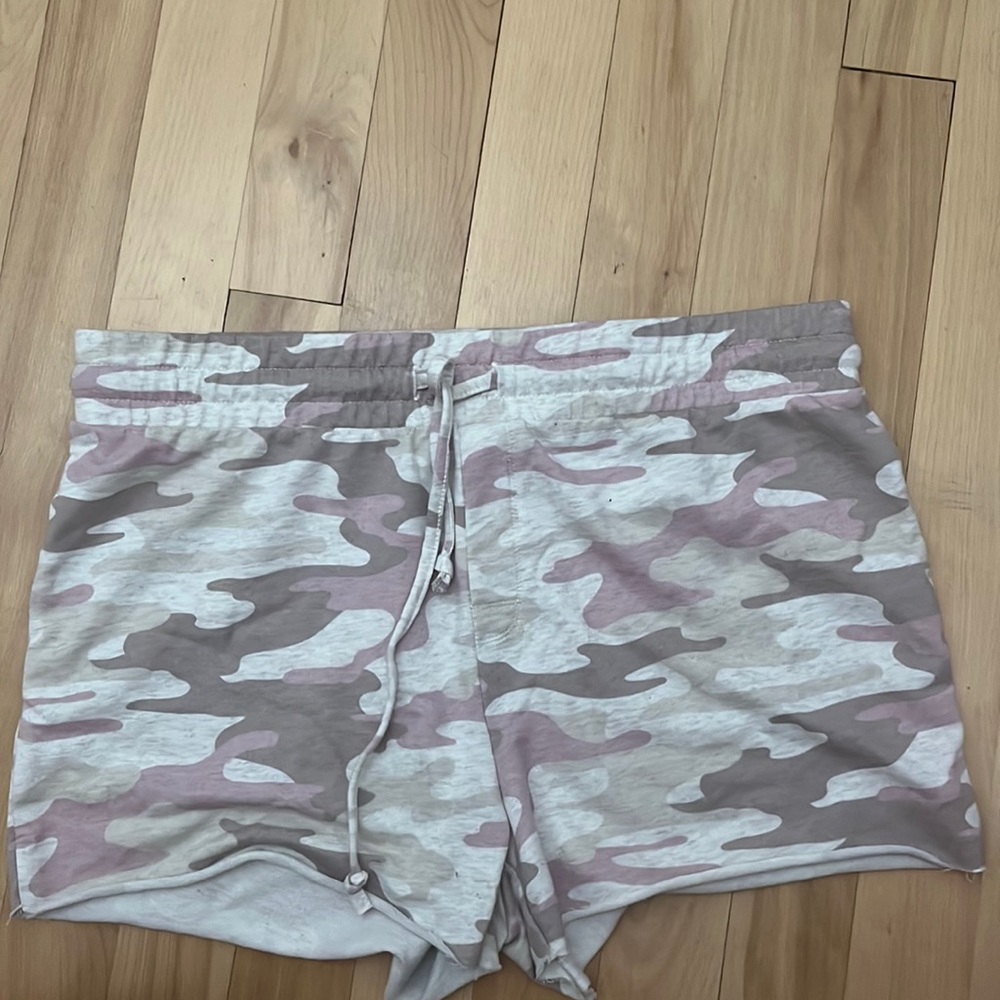 Des pantalons still armée rose,blanc et brun taille médium et il est jamais mis